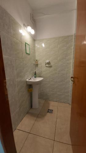 y baño con lavamanos, aseo y lavamanos. en Depto Villa Gesell en Villa Gesell