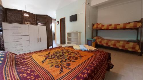 1 dormitorio con 2 camas y 1 litera en Depto Villa Gesell en Villa Gesell