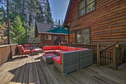 Μπαλκόνι ή βεράντα στο 5 Mi to Hiking Custom Cabin with Deck in Arnold!