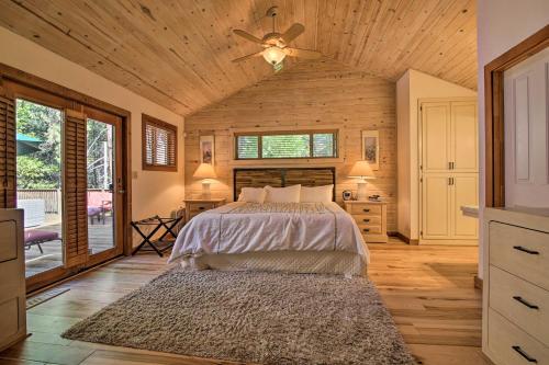 1 dormitorio con 1 cama y ventilador de techo en Custom-Built Cabin with Spacious Deck 5 Mi to Hiking, en Arnold
