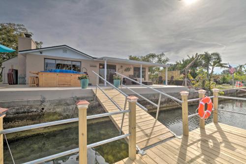 Photo de la galerie de l'établissement Canalfront Home with Dock and Access to Gulf of Mexico, à Hudson