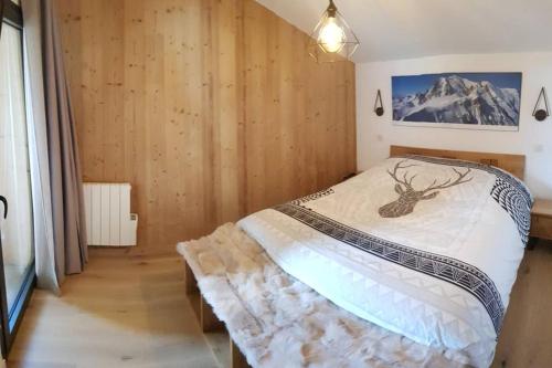 une chambre avec un lit dans un mur en bois dans l'établissement Résidence Luxe 5*,Spa & Fitness, La Cordée Appartement 821, à Chamonix-Mont-Blanc