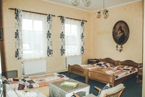 salon z 2 łóżkami i kanapą w obiekcie Pension Familia w mieście Harrachov