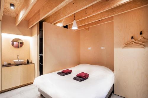 um quarto com uma cama com duas toalhas vermelhas em Juno Boat em Gent