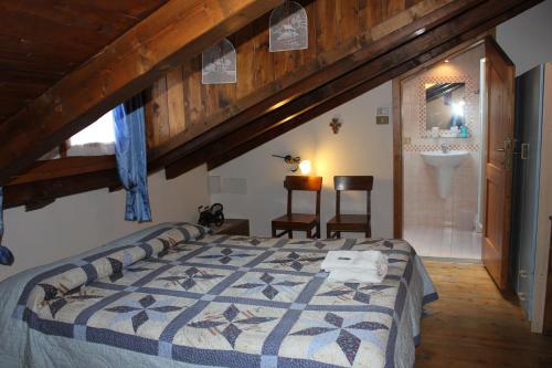 1 dormitorio con cama y lavamanos en Bed and Breakfast Cappeler, en Tione di Trento