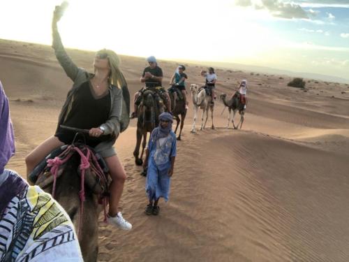 Επισκέπτες που μένουν στο Desert Camp Laila