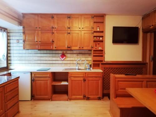 Kuchyň nebo kuchyňský kout v ubytování CASA VACANZE MIRAMONTI - appartamento con balcone con vista sulle Dolomiti