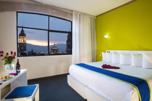 Un pat sau paturi într-o cameră la Vista Express Morelia by Arriva Hospitality Group