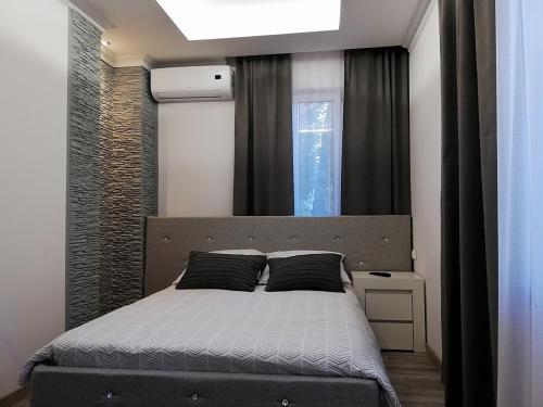 sypialnia z łóżkiem i oknem w obiekcie Serce Krynicy w mieście Krynica Morska