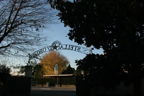 a sign that reads the entrance to a park at Locanda Stella D'oro in Quinto di Treviso