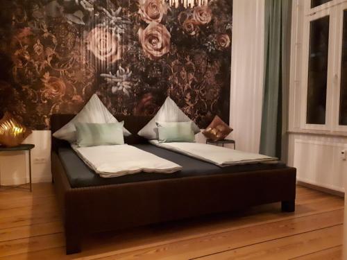 un sofá negro con almohadas en una habitación en Patio 4 en Bremen
