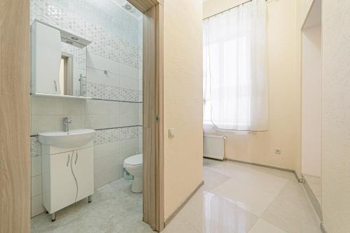 uma casa de banho com um WC e um lavatório em Apartment near Deribasovskaya em Odessa