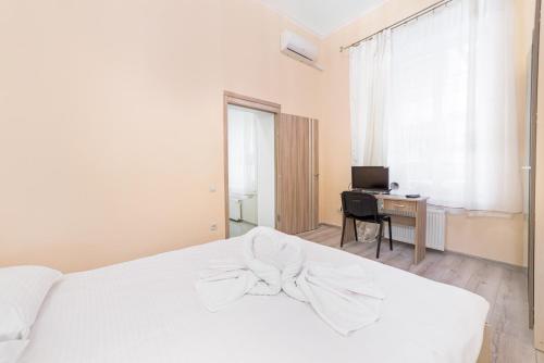 Un pat sau paturi într-o cameră la Apartment near Deribasovskaya