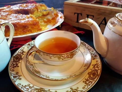 聖哈維爾的住宿－Posada El Cortijo，茶盘上的一杯茶,茶盘上放着茶壶