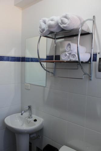Bilik mandi di Hotel Del Prado Hometown