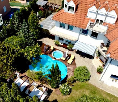 an aerial view of a house with a swimming pool at Szent Kristof Panzio in Vonyarcvashegy