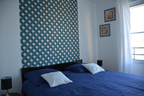 a bedroom with a blue bed with a blue wall at Les rêves de Walt Disney in Chessy