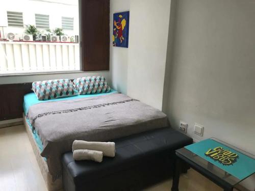 een kleine kamer met een bed en een tafel bij Ótimo Conjugado - Estúdio - Praia do Flamengo - RJ in Rio de Janeiro