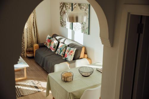 una sala de estar con un sofá y una mesa en Apartamento Cuesta del salado, en Caleta de Sebo