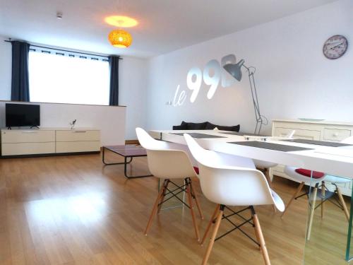 comedor con mesa y sillas blancas en le 99B Modern apartment queen size bed connected TV, en Hallennes-lès-Haubourdin
