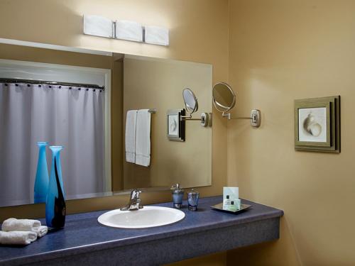 bagno con lavandino e specchio di Jordan House Hotel a Jordan