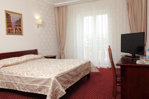 A bed or beds in a room at Hotel Aristokrat