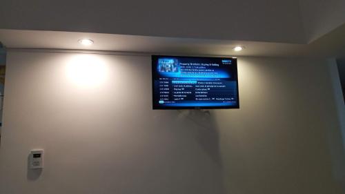 einen Flachbild-TV an einer Wand mit Licht in der Unterkunft A nuevo en el centro in Mar del Plata