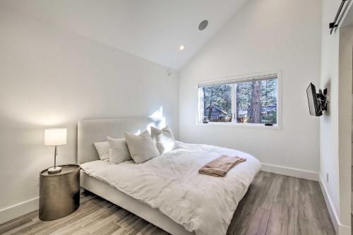 Säng eller sängar i ett rum på Modern Luxe Ski Home Less Than half Mi to Lake, 2 Mi to Ski