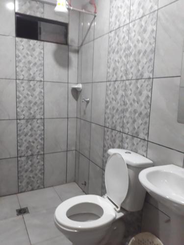 a bathroom with a toilet and a sink at Alojamiento Oasis in Santa Cruz de la Sierra