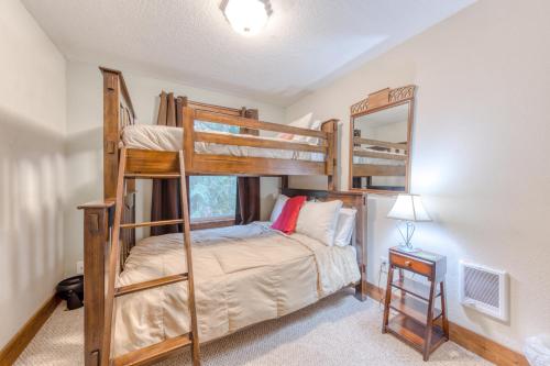 - une chambre avec 2 lits superposés et un miroir dans l'établissement Marshall's Cabin in Rhododendron, à Welches