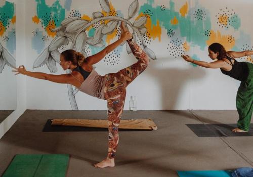 Due donne che fanno una posa yoga in una stanza di Casa Blanca Inn a Torio