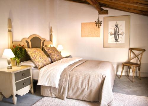 a bedroom with a bed and a table and a chair at Casa Grande in Enciso