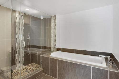Bilik mandi di NEW!!! W Brickell Miami- ICON DELUXE LOUNGE with 2 masters