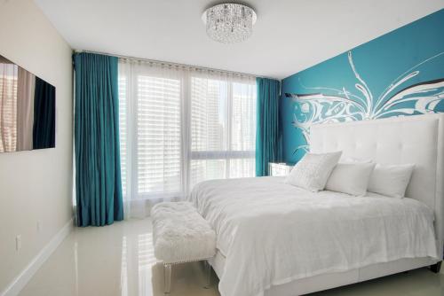 Katil atau katil-katil dalam bilik di NEW!!! W Brickell Miami- ICON DELUXE LOUNGE with 2 masters