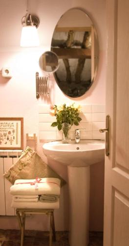a bathroom with a sink and a mirror at Casa Grande in Enciso