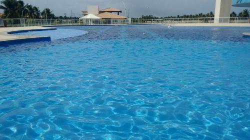 Cond. Villa das Águas. tesisinde veya buraya yakın yüzme havuzu
