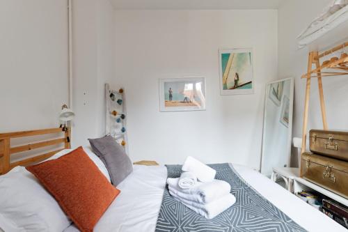 a bedroom with a bed with towels on it at La Trouv in Trouville-sur-Mer