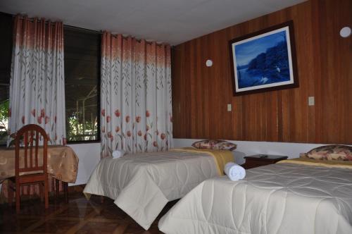 Habitación de hotel con 2 camas y ventana en La Maloka Ecolodge, en Pucallpa