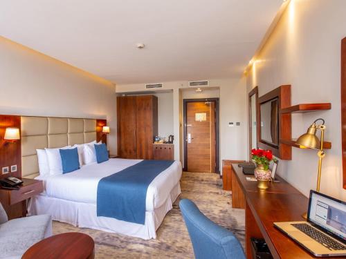 Postel nebo postele na pokoji v ubytování Golden Tulip Canaan Kampala