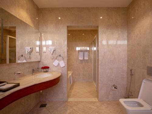 Koupelna v ubytování Golden Tulip Canaan Kampala