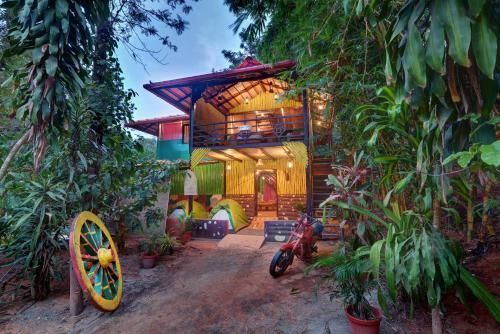Taman di luar Evergreen County Retreat-India's First Adventure Veg Retreat