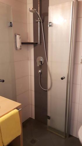 eine Dusche mit Glastür im Badezimmer in der Unterkunft Hotel Central in Erlangen