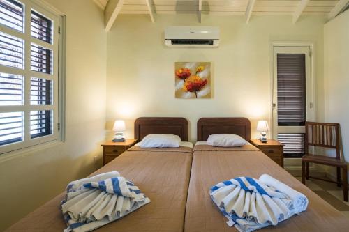 เตียงในห้องที่ Blue Bay Beach Villa at Pool and Golfcourse