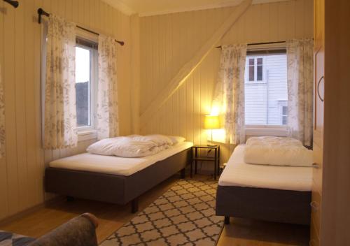 duas camas num quarto com duas janelas em 5 bedrooms, large apartment on farm, nice view and nature em Herand