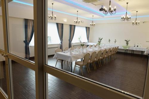 Un restaurante u otro lugar para comer en Cubus-Beskidy