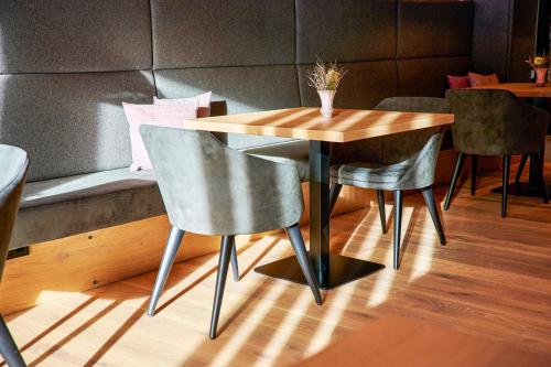 Restaurace v ubytování Wellness und Brunch Hotel MorgenZeit beheizter Naturpool mit Sandstrand Genuss Frühstück bis 13 Uhr Hochkönig Sommercard