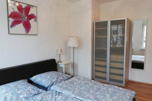 a bedroom with a bed and a glass cabinet at Ferienwohnung - Apartment mit Balkon in Halle-Saale, Trotha in Halle an der Saale