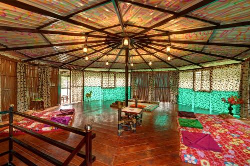 Ruang duduk di Evergreen County Retreat-India's First Adventure Veg Retreat