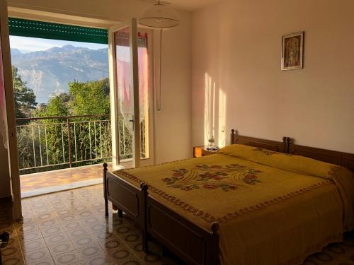 a bedroom with a bed and a large window at Appartamento Nonna Rosa in Malcesine