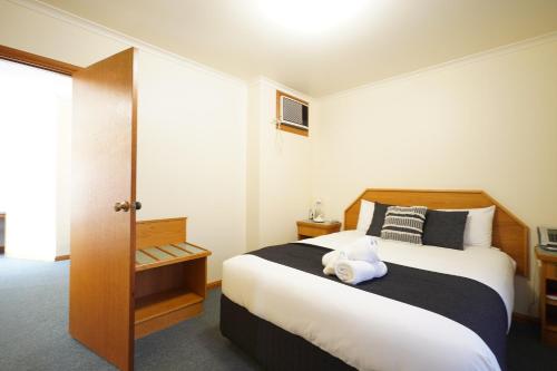 Katil atau katil-katil dalam bilik di Best Westlander Motor Inn